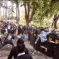 Caption: Massa Aksi Demontrasi Tolak Penundaan Pilkades Saat Ricuh (Sumber Foto: Agus Junaidi/Pilar Pos)