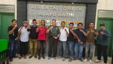 Caption: Beberapa Anggota Awas Sampang saat Kunjungi Markas Kodim 0828 Sampang Ditemui Langsung oleh Dandim 0828 Sampang, Letkol Czi Dika Catur Yanuar Anwar (Sumber Foto: Safii/Pilar Pos)