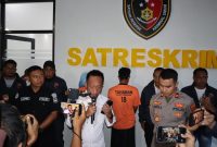 AKP Doni pegang mik, saat konfrensi pers di Mapolres Pamekasanterkait pembunuan di Kecamatan Batumarmar Pamekasan.
