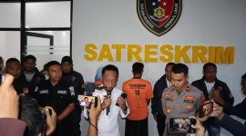 AKP Doni pegang mik, saat konfrensi pers di Mapolres Pamekasanterkait pembunuan di Kecamatan Batumarmar Pamekasan. 