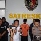 AKP Doni pegang mik, saat konfrensi pers di Mapolres Pamekasanterkait pembunuan di Kecamatan Batumarmar Pamekasan. 