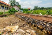 Caption: Proyek Pembangunan Pagar di SMP 6 Sampang (Sumber Foto: Agus Junaidi/Pilar Pos)