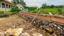 Caption: Proyek Pembangunan Pagar di SMP 6 Sampang (Sumber Foto: Agus Junaidi/Pilar Pos)