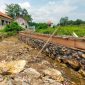 Caption: Proyek Pembangunan Pagar di SMP 6 Sampang (Sumber Foto: Agus Junaidi/Pilar Pos)