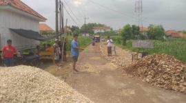 Terlihat beberapa warga Tamberu Daya Sokobanah Sampang saat mengumpulkan dana dengan cara tidak wajar karena tidak ada kepedulian lagi oleh Pemerintah, Jumat, 21/11/2025.