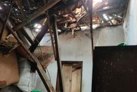 Caption: Rumah yang Reyot Ambruk Milik Husnul Hotimah dan adiknya, Halimatus Sakdiyah (Sumber Foto: Safii/Pilar Pos)