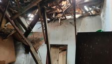 Caption: Rumah yang Reyot Ambruk Milik Husnul Hotimah dan adiknya, Halimatus Sakdiyah (Sumber Foto: Safii/Pilar Pos)