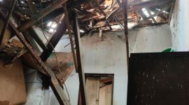Caption: Rumah yang Reyot Ambruk Milik Husnul Hotimah dan adiknya, Halimatus Sakdiyah (Sumber Foto: Safii/Pilar Pos)