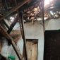 Caption: Rumah yang Reyot Ambruk Milik Husnul Hotimah dan adiknya, Halimatus Sakdiyah (Sumber Foto: Safii/Pilar Pos)