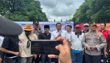 Caption: Khoirul Anam (Kopyah Hitam/Tengah) Ahmad Rifai (Pelapor Kasus Dugaan Korupsi PEN/Topi Merah) saat Melakukan Aksi Demontrasi ke Polda Jatim (Sumber Foto: dok/Pilar Pos)