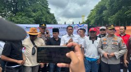 Caption: Khoirul Anam (Kopyah Hitam/Tengah) Ahmad Rifai (Pelapor Kasus Dugaan Korupsi PEN/Topi Merah) saat Melakukan Aksi Demontrasi ke Polda Jatim (Sumber Foto: dok/Pilar Pos)
