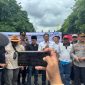 Caption: Khoirul Anam (Kopyah Hitam/Tengah) Ahmad Rifai (Pelapor Kasus Dugaan Korupsi PEN/Topi Merah) saat Melakukan Aksi Demontrasi ke Polda Jatim (Sumber Foto: dok/Pilar Pos)