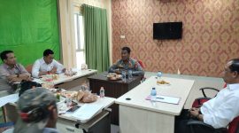Caption: Kapolres Sampang AKPB Hartono Didampingi Oleh Penyidik saat Temui LPK Trankonmasi dan Peserta Audiensi di Mapolres Sampang (Sumber Foto: Agus Junaidi/Pilar Pos)
