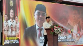 Caption: Moch Wijdan, Kades Ketapang Daya, Saat Sambutan Usai Dilantik Menjadi Ketua PKDI se-Madura Raya di Kediamannya di Desa Ketapang Daya (Sumber Foto: Agus Junaidi/Pilar Pos)