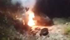 Korban berinisial NH saat dibakar dan dibantu warga disirami air di lokasi kejadian, Kamis, 6/11/2025.