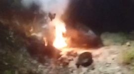 Korban berinisial NH saat dibakar dan dibantu warga disirami air di lokasi kejadian, Kamis, 6/11/2025.