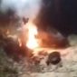 Korban berinisial NH saat dibakar dan dibantu warga disirami air di lokasi kejadian, Kamis, 6/11/2025.