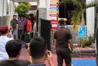 Caption: Empat Tersangka Dugaan Korupsi Dana PEN saat Keluar dari Kantor Kejari Sampang Menuju Mobil Tahanan (Sember Foto: Agus Junaidi/Pilar Pos)