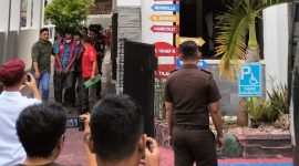 Caption: Empat Tersangka Dugaan Korupsi Dana PEN saat Keluar dari Kantor Kejari Sampang Menuju Mobil Tahanan (Sember Foto: Agus Junaidi/Pilar Pos)