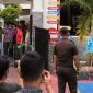 Caption: Empat Tersangka Dugaan Korupsi Dana PEN saat Keluar dari Kantor Kejari Sampang Menuju Mobil Tahanan (Sember Foto: Agus Junaidi/Pilar Pos)
