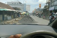 Terlihat jelas tumpukan bahan material batu dan pasir memakan separuh jalan sehingga membahayakan pengendara yang lewat, Jumat, 21/11/2025