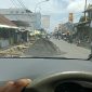 Terlihat jelas tumpukan bahan material batu dan pasir memakan separuh jalan sehingga membahayakan pengendara yang lewat, Jumat, 21/11/2025
