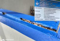 Caption: Papan Informasi, dan Kondisi Kusen Yang Keropos di Proyek Revitalisasi di SDN Pangarengan 3 (Sumber Foto: Agus Junaidi/Pilar Pos)