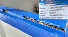 Caption: Papan Informasi, dan Kondisi Kusen Yang Keropos di Proyek Revitalisasi di SDN Pangarengan 3 (Sumber Foto: Agus Junaidi/Pilar Pos)