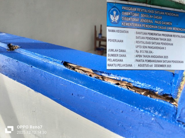 Caption: Papan Informasi, dan Kondisi Kusen Yang Keropos di Proyek Revitalisasi di SDN Pangarengan 3 (Sumber Foto: Agus Junaidi/Pilar Pos)