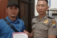 Caption: Rosi (Pemuda Sampang/Kaos Biru) saat Melaporkan Aduan ke Polres Sampang (Sumber Foto: Agus Junaidi/Pilar Pos)