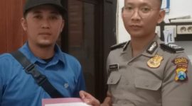 Caption: Rosi (Pemuda Sampang/Kaos Biru) saat Melaporkan Aduan ke Polres Sampang (Sumber Foto: Agus Junaidi/Pilar Pos)