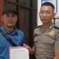 Caption: Rosi (Pemuda Sampang/Kaos Biru) saat Melaporkan Aduan ke Polres Sampang (Sumber Foto: Agus Junaidi/Pilar Pos)