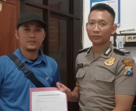 Caption: Rosi (Pemuda Sampang/Kaos Biru) saat Melaporkan Aduan ke Polres Sampang (Sumber Foto: Agus Junaidi/Pilar Pos)