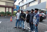 Caption: Ali Topan (Tengah) Bersama Sejumlah Nelayan Saat di Polda Jatim (Sumber Foto: Agus Junaidi/Pilar Pos)