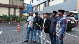 Caption: Ali Topan (Tengah) Bersama Sejumlah Nelayan Saat di Polda Jatim (Sumber Foto: Agus Junaidi/Pilar Pos)