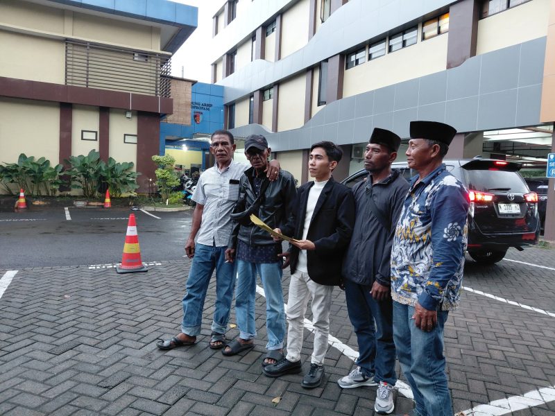 Caption: Ali Topan (Tengah) Bersama Sejumlah Nelayan Saat di Polda Jatim (Sumber Foto: Agus Junaidi/Pilar Pos)