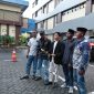 Caption: Ali Topan (Tengah) Bersama Sejumlah Nelayan Saat di Polda Jatim (Sumber Foto: Agus Junaidi/Pilar Pos)