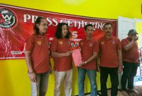 Caption: Moh. Yasin saat Menerima Surat Pengukuhan Sebagai Dewan Penasehat di Organisasi AWAS Sampang Yang Diselenggarakan di Kota Batu (Sumber Foto: Safii/Pilar Pos)