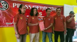 Caption: Moh. Yasin saat Menerima Surat Pengukuhan Sebagai Dewan Penasehat di Organisasi AWAS Sampang Yang Diselenggarakan di Kota Batu (Sumber Foto: Safii/Pilar Pos)