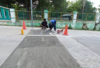 Caption: Rekanan CV Kencana Bahari saat Perbaiki Jalan Labuhan-Sreseh yang Sempat Rusak (Sumber Foto: dok/Pilar Pos)