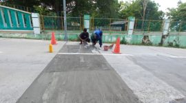 Caption: Rekanan CV Kencana Bahari saat Perbaiki Jalan Labuhan-Sreseh yang Sempat Rusak (Sumber Foto: dok/Pilar Pos)