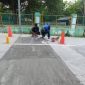 Caption: Rekanan CV Kencana Bahari saat Perbaiki Jalan Labuhan-Sreseh yang Sempat Rusak (Sumber Foto: dok/Pilar Pos)