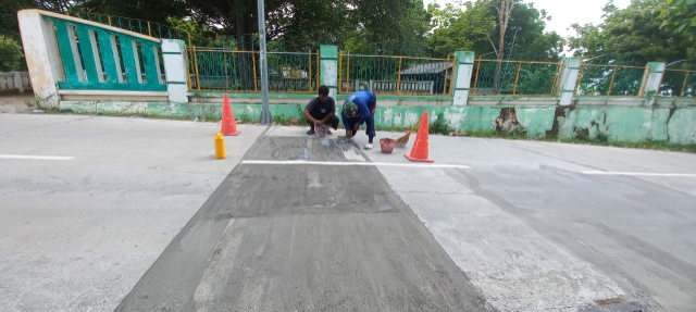 Caption: Rekanan CV Kencana Bahari saat Perbaiki Jalan Labuhan-Sreseh yang Sempat Rusak (Sumber Foto: dok/Pilar Pos)