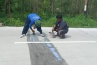 Caption: Rekanan CV Kencana Bahari Saat Perbaiki Proyek Peningkatan Jalan Labuhan-Sreseh yang Rusak (Sumber Foto: dok/Pilar Pos)