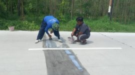 Caption: Rekanan CV Kencana Bahari Saat Perbaiki Proyek Peningkatan Jalan Labuhan-Sreseh yang Rusak (Sumber Foto: dok/Pilar Pos)