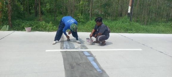 Caption: Rekanan CV Kencana Bahari Saat Perbaiki Proyek Peningkatan Jalan Labuhan-Sreseh yang Rusak (Sumber Foto: dok/Pilar Pos)