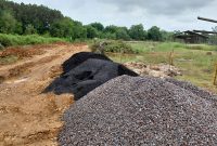 Caption: Lokasi Proyek Pasar Ikan di Desa Banyuates Sampang (Sumber Foto: Agus Junaidi/Pilar Pos)