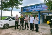 Caption: Cak Jum, Ketua AWAS Sampang (Baju Hitam) Saat Datangi Pos Pengamanan Nataru di Jrengik Sampang (Sumber Foto: Safii/Pilar Pos)