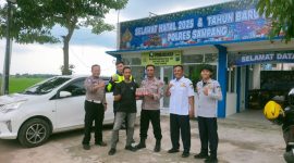 Caption: Cak Jum, Ketua AWAS Sampang (Baju Hitam) Saat Datangi Pos Pengamanan Nataru di Jrengik Sampang (Sumber Foto: Safii/Pilar Pos)