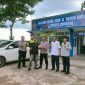 Caption: Cak Jum, Ketua AWAS Sampang (Baju Hitam) Saat Datangi Pos Pengamanan Nataru di Jrengik Sampang (Sumber Foto: Safii/Pilar Pos)